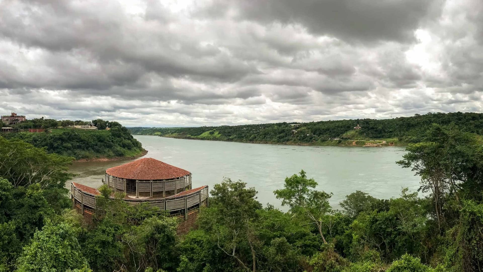 Triple border of Brazil, Argentina and Paraguay, divided by the rivers Iguaçu and Paraná.