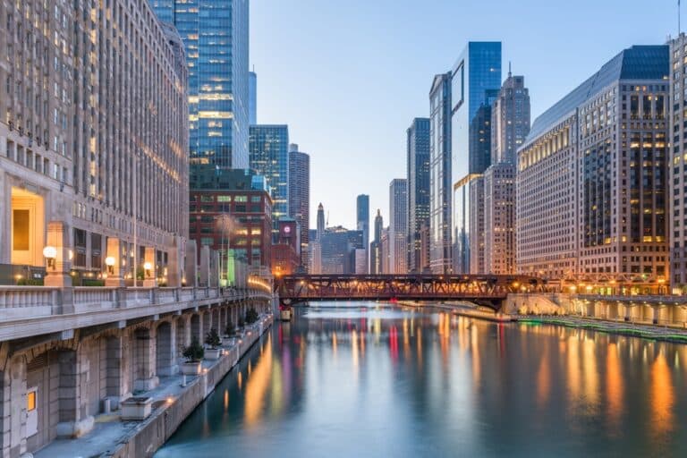Chicago,,Illinois,,Usa,Cityscape,On,The,River,At,Twilight.