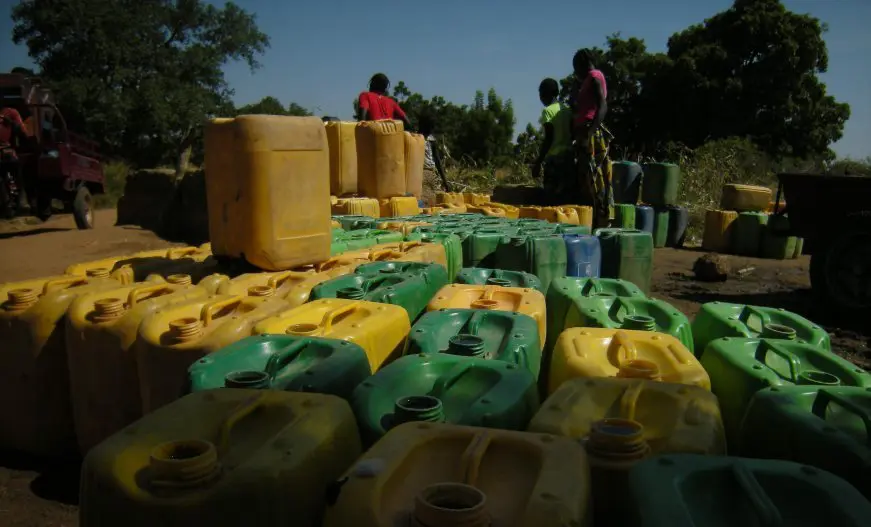 Waiting-water-at-borehole-1-e1523605497869