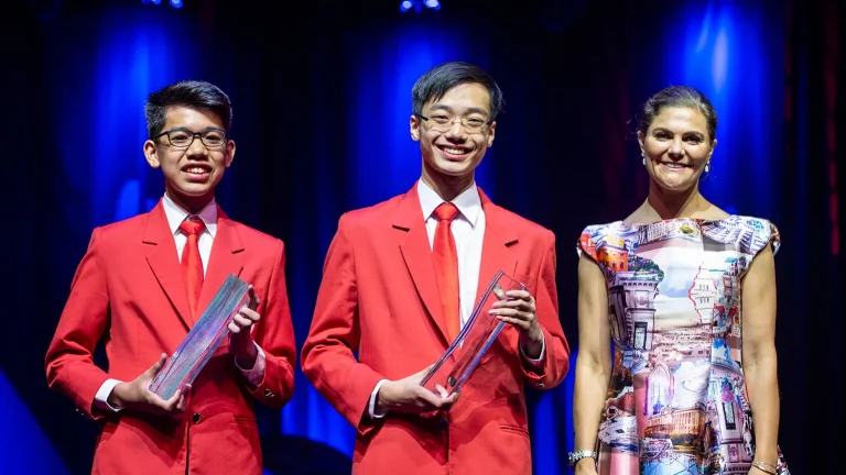 Caleb Liow Jia Le and Johnny Xiao Hong Yu, Singapore, winners of the 2018 Stockholm Junior Water Prize with Crown Princess Victoria of Sweden
