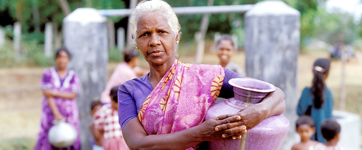 Picture of a woman carrying a water jug in Sri Lanka. Photo: Dominic Sansoni/World Bank