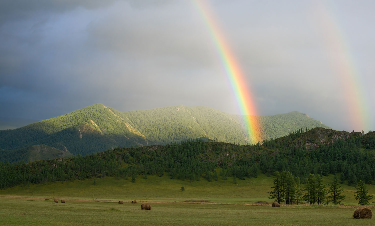 Landscape double rainbow in the mountains (Photo: Forest lynx)