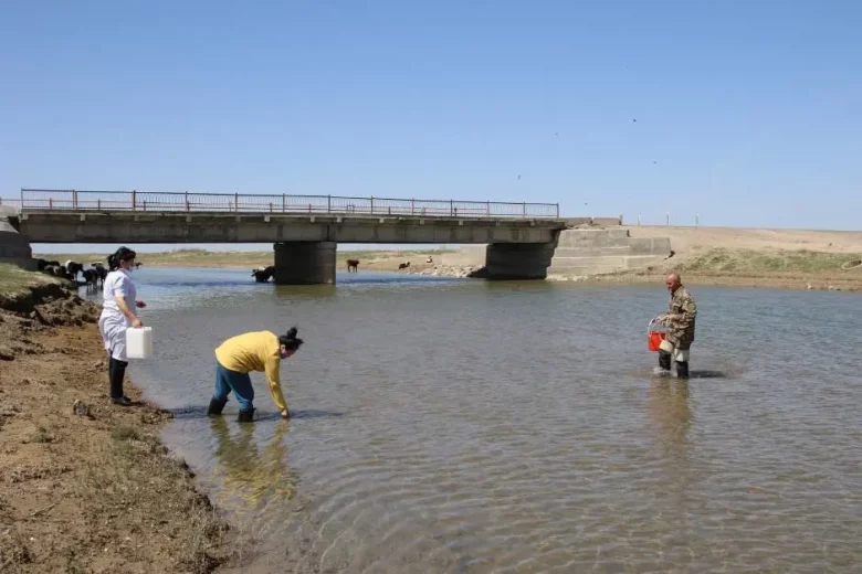 Kazgidromet specialists taking water samples from Talas river, Oiyk hydrological post, Zhambyl regio