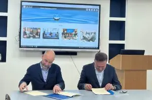 Dr. Alejandro Jiménez (SIWI) and Prof. Majed Abu-Zreig (Water Diplomacy Center) signing the agreeme