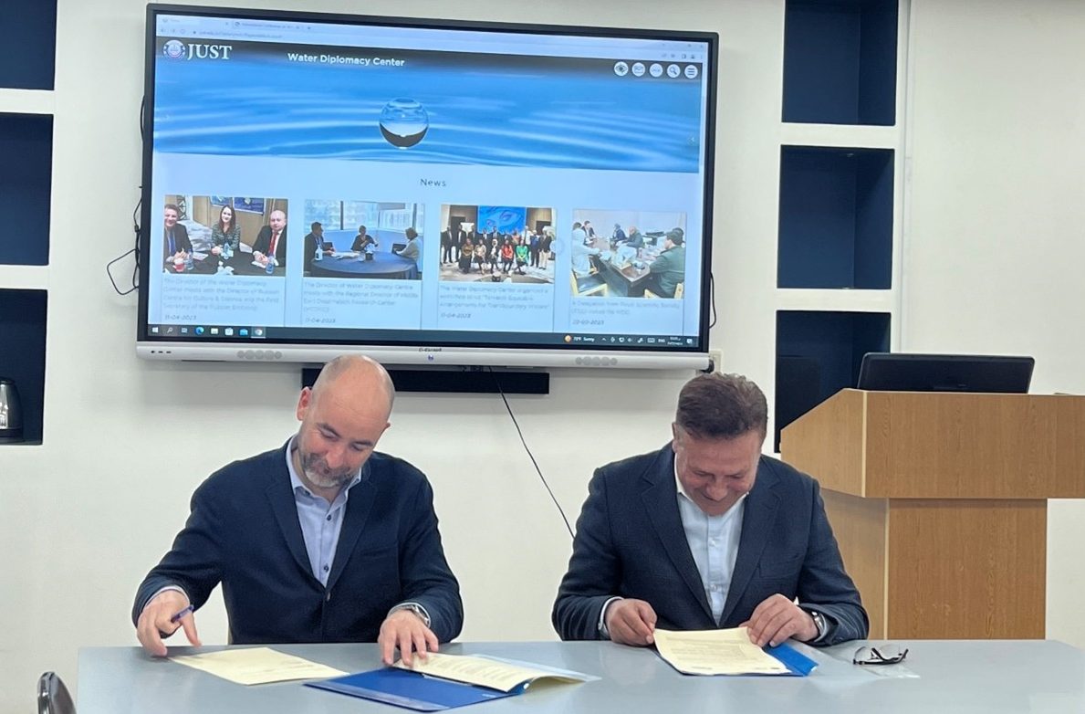 Dr. Alejandro Jiménez (SIWI) and Prof. Majed Abu-Zreig (Water Diplomacy Center) signing the agreement