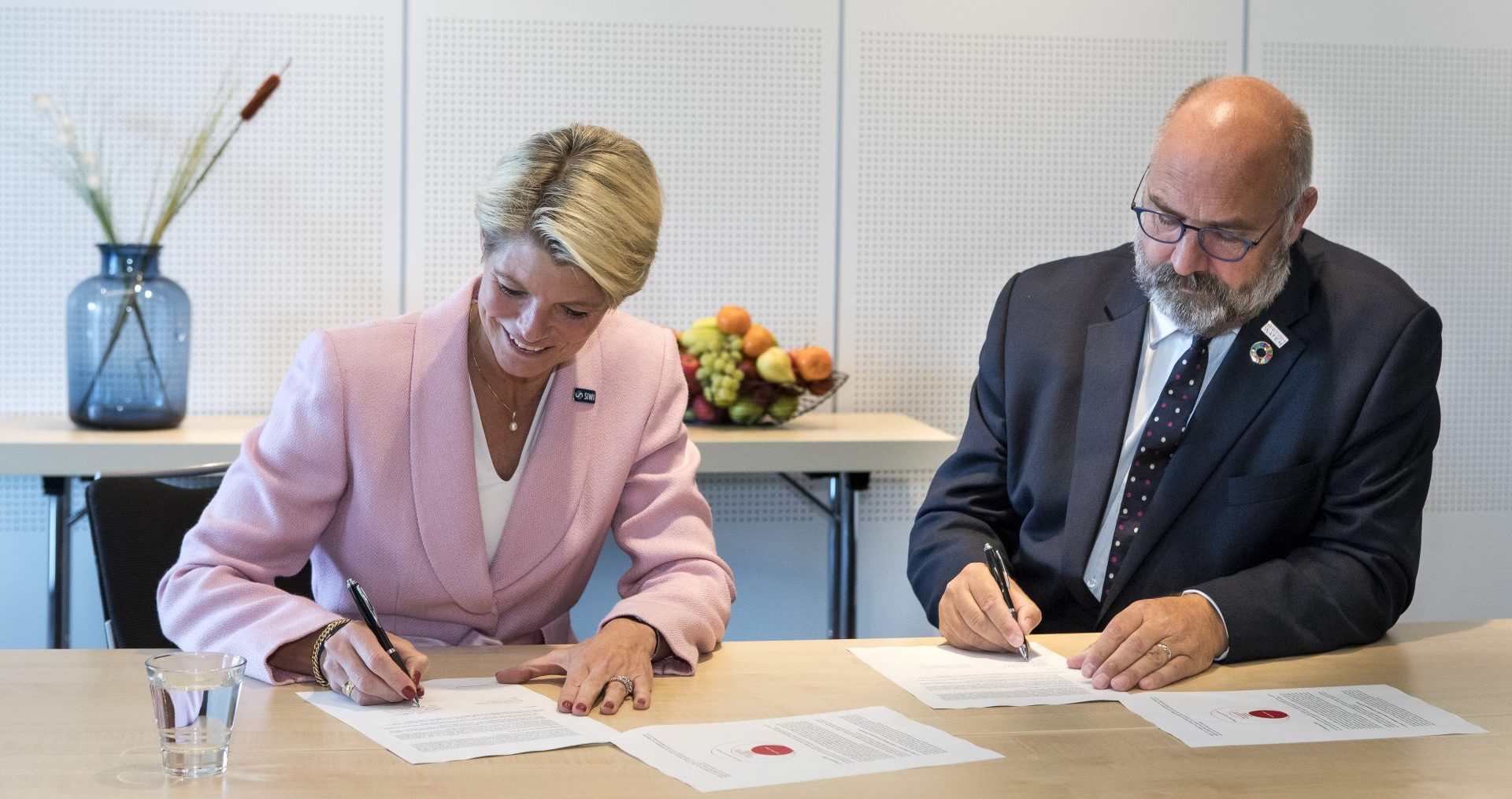 Karin Gardes, Acting SIWI Executive Director (L) and Dr. Mark Fletcher, Global Water Leader for Arup signing the agreement.