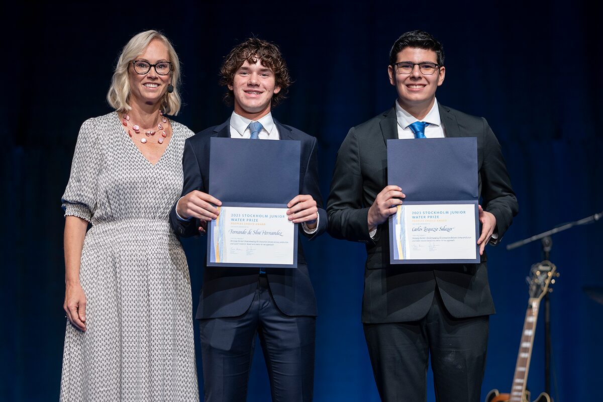 Winners of the People's Choice Award at Stockholm Junior Water Prize 2023Fernando de Silva Hernández and Carlos Iván Erquizio Salazar, standing beside Ania Andersch, SJWP project manager
